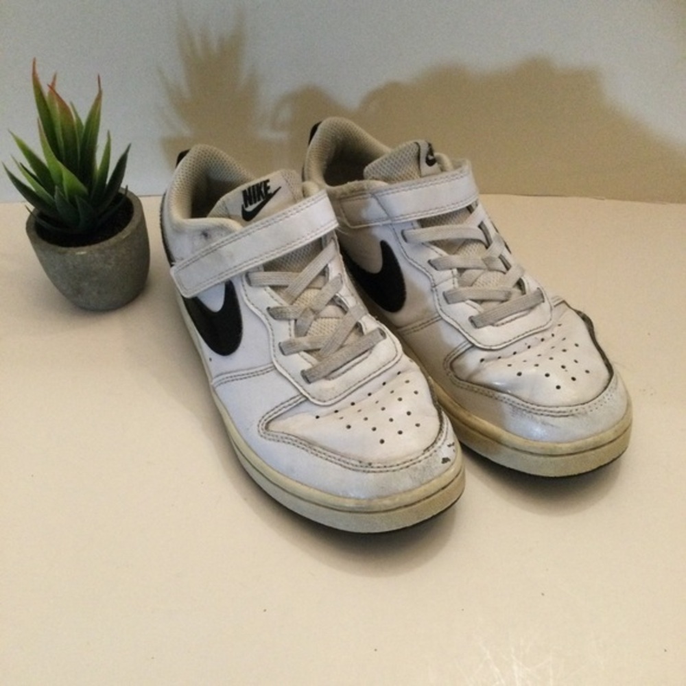Nike Kids White and Black Sneakers Size 2